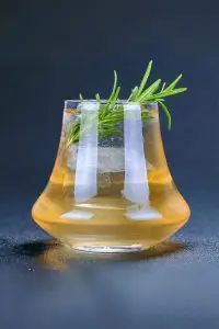 Verre tulipe en cristal rempli de whisky avec glaçons – Un incontournable pour les amateurs de spiritueux
