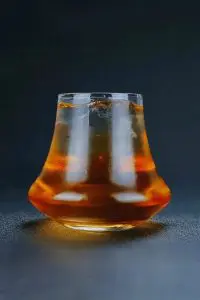 Verre tulipe en cristal sur une table en bois – Un accessoire essentiel pour les connaisseurs