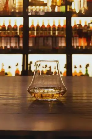 Dégustation de whisky avec un verre tulipe en cristal 300ml – L’expérience ultime des connaisseurs