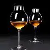 Détail du verre tulipe pour spiritueux, soulignant sa base stable et son col resserré.