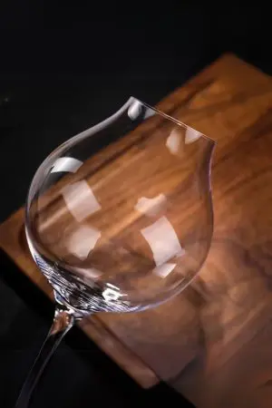 Verre tulipe pour spiritueux posé sur une table, prêt pour une dégustation raffinée.