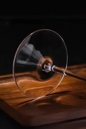 Verre tulipe élégant pour la dégustation de whisky et autres spiritueux raffinés.
