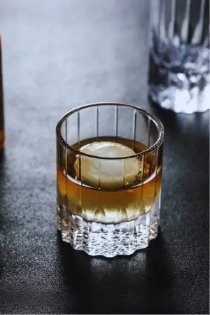 Verre whisky cristal taillé 200ml remplie avec son glaçon - Luxe et finesse pour une expérience unique.