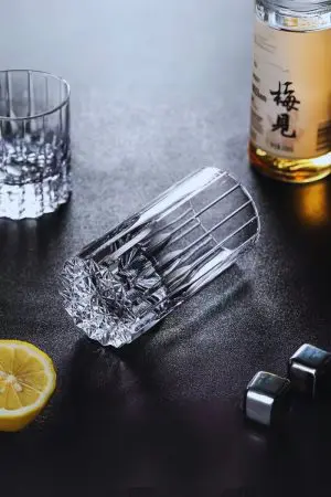 Verre à whisky long en cristal taillé 300ml – Élégance japonaise et détails sculptés pour une dégustation raffinée.