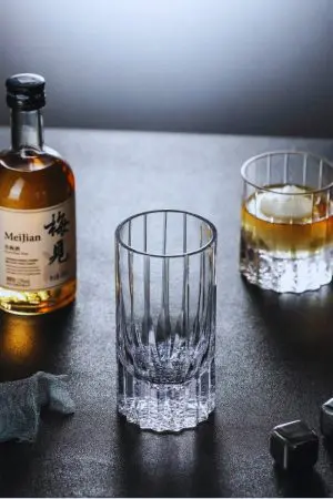 Verre whisky long en cristal taillé 300ml – Design vertical élégant et base étoilée raffinée.