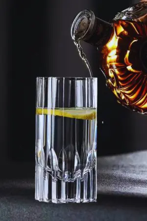 Verre à whisky long en cristal taillé 300ml – Motif vertical raffiné et base étoilée inspirée du design japonais.