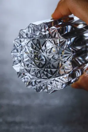 Verre whisky long en cristal taillé 300ml – Éclat du cristal et détails gravés pour une expérience premium.