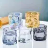 Verres à whisky design en cristal teinté - Différentes couleurs disponibles avec un motif ondulé moderne.