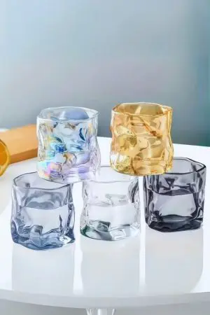 Verres à whisky design en cristal teinté - Différentes couleurs disponibles avec un motif ondulé moderne.
