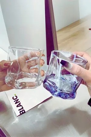Verres à whisky en cristal teinté – Moment convivial de trinque avec design ondulé.