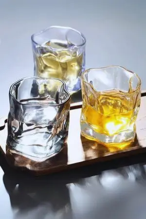 Verres à whisky en cristal teinté – Design ondulé et forme ergonomique.