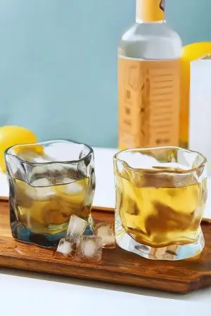 Verres à whisky en cristal teinté gris et transparent – Forme ondulée contemporaine.