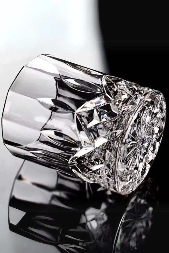 Verre à whisky en cristal sculpté incliné – Stabilité et design audacieux.
