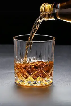 Verre à whisky en cristal sculpté rempli - Élégance et éclat pour une dégustation raffinée.