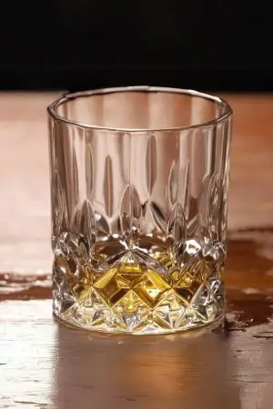 Verre à whisky en cristal sculpté rempli de whisky – Brillance et raffinement pour une dégustation parfaite.