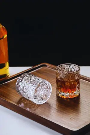 Vue rapprochée des verres japonais dans leur coffret bois double
