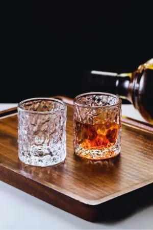 Coffret en bois gravé contenant deux verres à whisky japonais