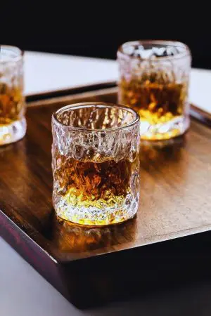 Verres à whisky japonais dans coffret double - Détail du positionnement intérieur