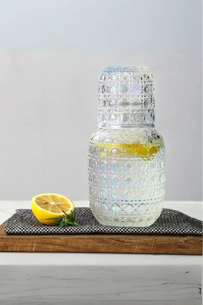 set carafe à whisky vintage avec verre gravé, citron et herbe, sur planche en bois