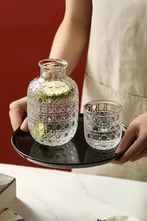 carafe à whisky vintage en verre gravé et verre assorti sur plateau noir, boisson citronnée