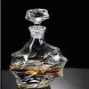 carafe à whisky en cristal design géométrique posée sur une table, boisson ambrée