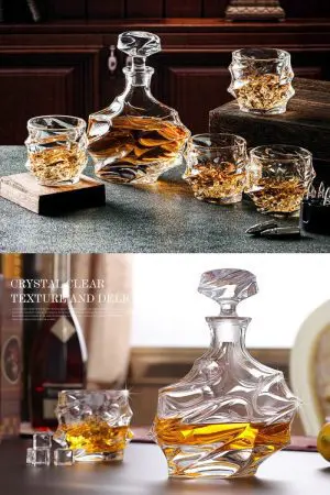 carafe à whisky cristal moderne ouverte, main retirant le bouchon, cubes métalliques