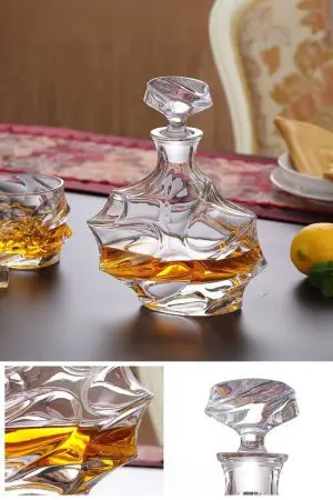 carafe à whisky cristal géométrique et verre assorti sur table, glaçons transparents