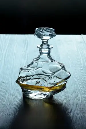carafe à whisky cristal moderne et verre géométrique, décor raffiné sur table