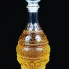 carafe à whisky ronde design 1L en verre avec bouchon posé à côté sur fond noir