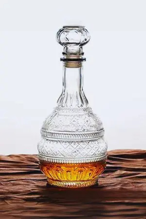 carafe à whisky vintage en verre gravé 1L posée avec verre de whisky et cigare