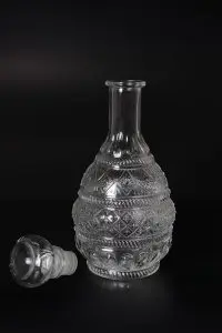 carafe à whisky 1 litre en verre gravé ronde vide avec fond blanc, style rétro