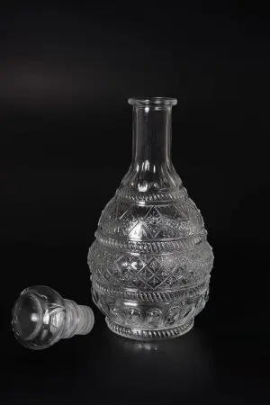 carafe à whisky 1 litre en verre gravé ronde vide avec fond blanc, style rétro