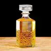 Carafe à whisky haut de gamme Golden Diamond avec relief géométrique, fond noir élégant