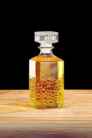 Carafe à whisky haut de gamme Golden Diamond avec relief géométrique, fond noir élégant