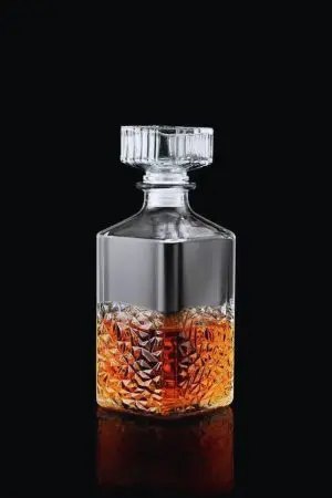 Carafe à whisky design Golden Diamond posée sur une table en bois, fond clair dégradé