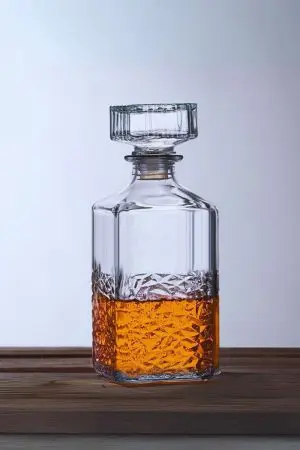 Carafe à whisky Originale sur une table rustique, arrière-plan flou d’un bar chaleureux