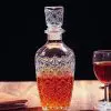 carafe à whisky vintage 800ml en verre design avec bouchon carré et motif étoilé, posée sur une table miroir dorée dans un intérieur lumineux