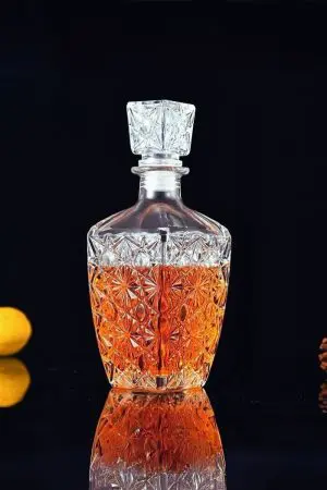 carafe à whisky vintage 800ml en verre motif étoile avec bouchon carré, whisky ambré, ambiance dégustation élégante
