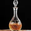 carafe à whisky en verre 800ml élégante avec bouchon sculpté, design lotus vintage, posée sur un plateau en bois, idéale pour présenter et servir du whisky avec raffinement