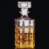 carafe à whisky rayé en verre 800ml design diamond grenade avec bouchon sculpté, posée sur fond sombre, boisson ambrée visible à l’intérieur