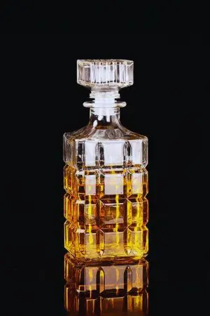 carafe à whisky rayé en verre 800ml design diamond grenade avec bouchon sculpté, posée sur fond sombre, boisson ambrée visible à l’intérieur