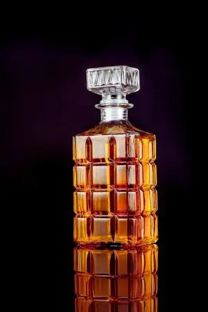 carafe à whisky rayé en verre 800ml design diamond grenade à motif géométrique, posée sur une table claire, lumière naturelle