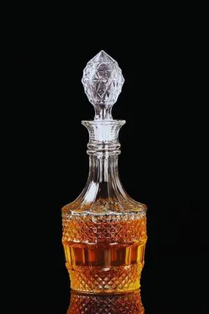 Carafe à whisky gravée de 800 ml, design en verre taillé à motif diamant, bouchon assorti, fond noir