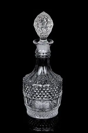 Carafe à whisky verre gravé de 800 ml, vue de trois-quarts, verre taillé, pour contenir du whisky ambré