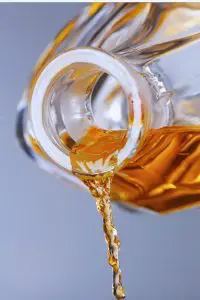 Carafe à whisky verre de 800 ml lors du service, whisky versé en gros plan