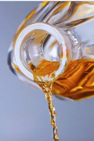 Carafe à whisky verre de 800 ml lors du service, whisky versé en gros plan