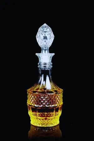 Carafe à whisky design Diamond de 800 ml posée sur une table en bois, lumière naturelle