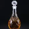 Carafe à whisky en verre gravé de 850 ml, bouchon rond sculpté, posée sur fond noir