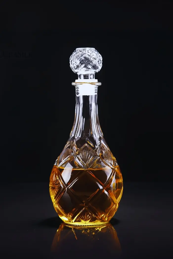 Carafe à whisky en verre gravé de 850 ml, bouchon rond sculpté, posée sur fond noir
