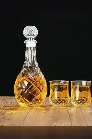 Carafe à whisky en verre gravé 850 ml avec deux verres assortis, ensemble posé sur table en bois